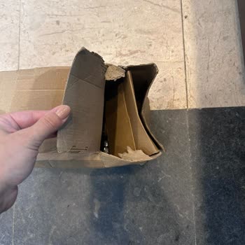 Hepsijet'in Kargo Kutusundaki Yırtık Mahremiyetimi İhlal Etti