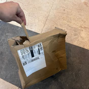 Hepsijet'in Kargo Kutusundaki Yırtık Mahremiyetimi İhlal Etti