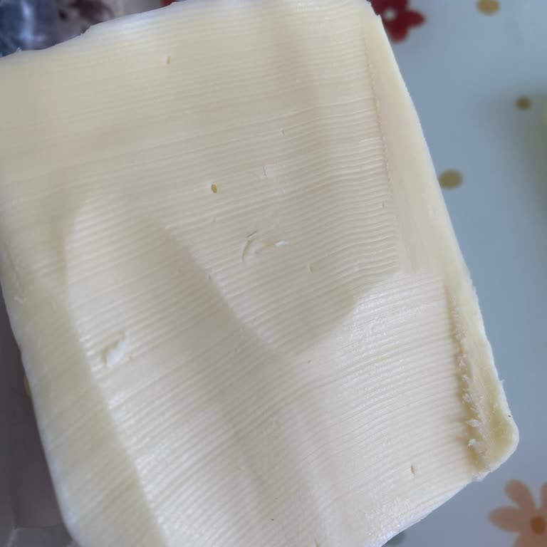 Ahir Tost Peynirinde Kıl Ve Kırmızı Parçalar Hijyen İhlali