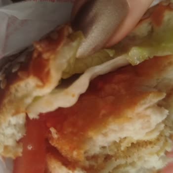 Burger King Maç Menüsü İçinde Kıl Çıktı, Yemeksepeti İade Reddetti