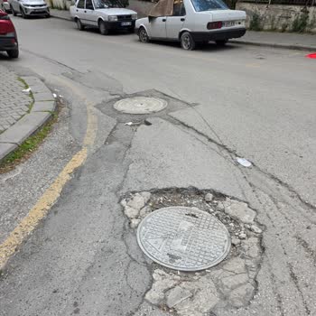 Türk Telekom Rögar Kapağının Asfalt Seviyesi Yanlış Olması Yol Ve Yayaları Tehlikeye Atıyor
