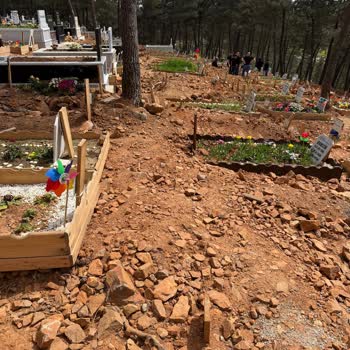 Ümraniye Ihlamurkuyu Mezarlığı’nda Yollar Kapalı, Mezarlar Görünmez Hale Geldi