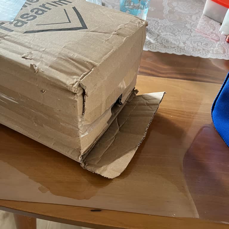 Kolay Gelsin Kargosunda Yırtık Ve Açık Koli Teslimatı