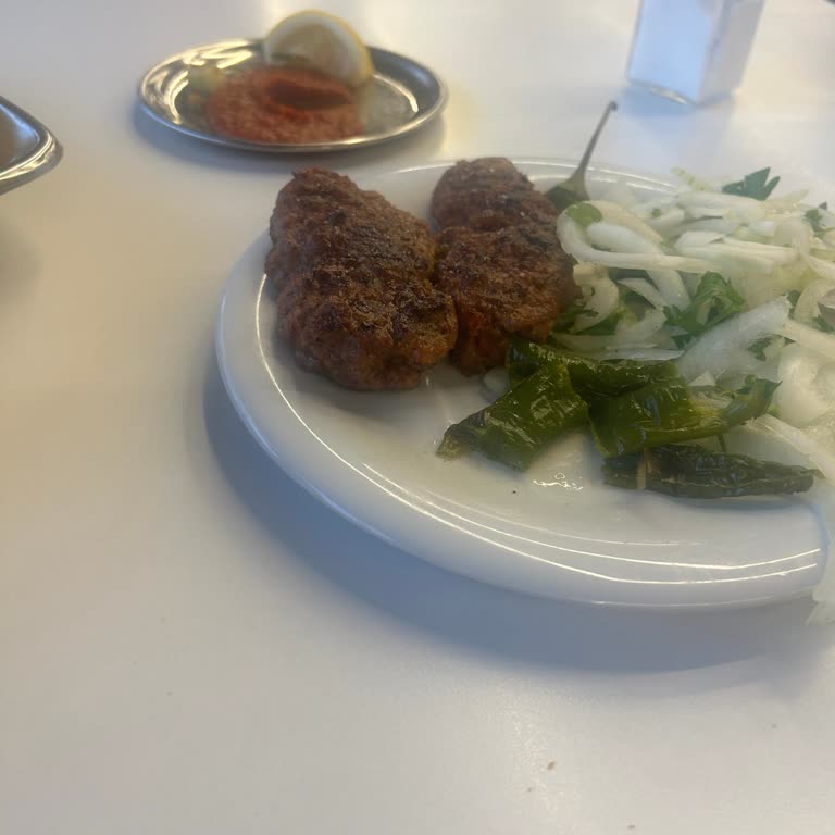Çanakkale Merkez AVM'de Köfteci Yusuf'un Kebap Tabak Sunumu Küçük Porsiyon Ve Yanıltıcı Fiyat