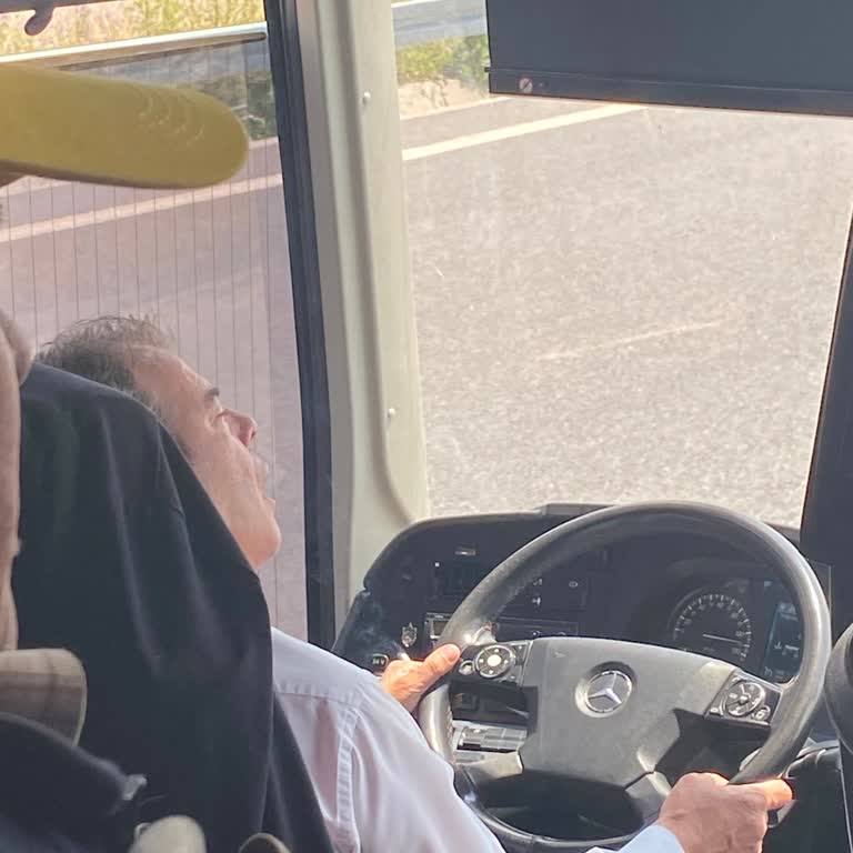 Kapanmış Otobüste Şoförün Sigara İçmesi Ve Asabi Tutumu