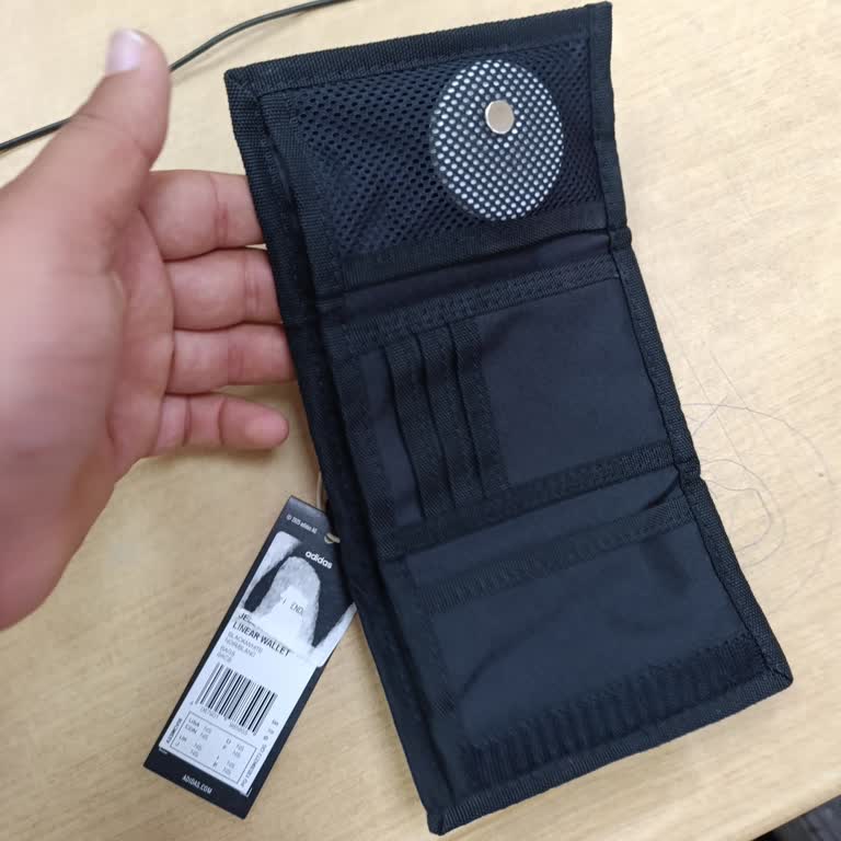 Adidas Mağazasındaki Alarm Etiketi Unutuldu