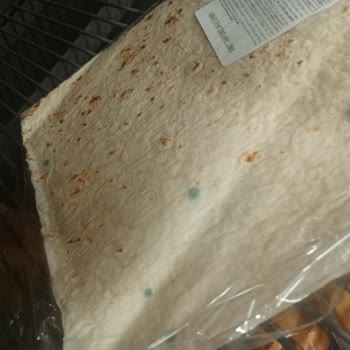 A101 Geyve Şubesinde Küflü Lavaş Ve Çalışanların İlgisizliği