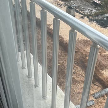 Antakya'da Bina Girişindeki Açık Çukur Yaya Güvenliğini Tehlikeye Atıyor