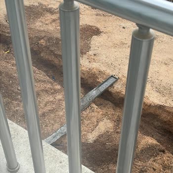 Antakya'da Bina Girişindeki Açık Çukur Yaya Güvenliğini Tehlikeye Atıyor