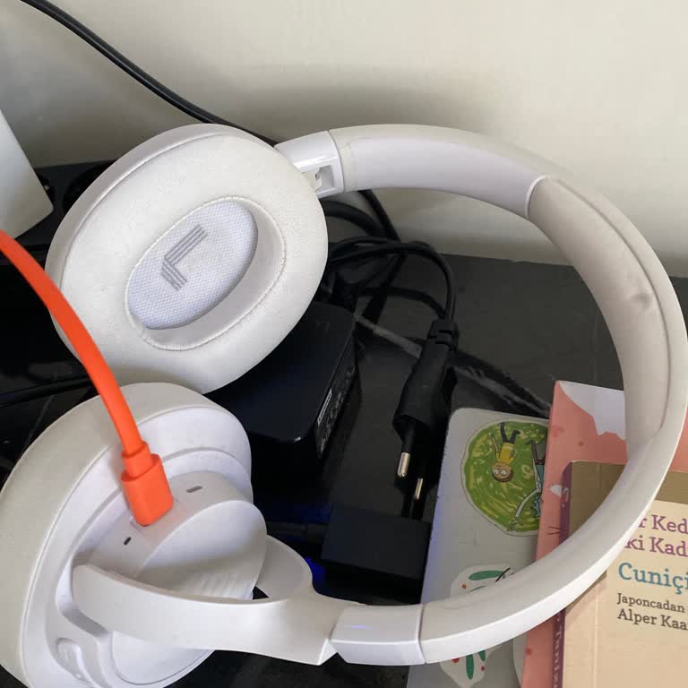 Şarjda Çalışıyor, Şarjdan Çıktığında Anında Kapanan Ve Cızırtılı JBL Tune20bt Kulaklık