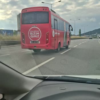 Otoyolda Kontrolsüz Giriş Yapan Belediye Otobüsü Nedeniyle Tehlikeli An Yaşandı