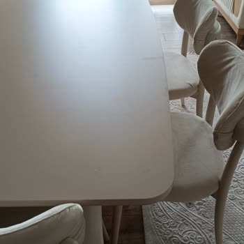 Çizik Masa Ve Kalitesiz Koltuklar, 6 Aylık Servis İhmaline Karşı Şikayet