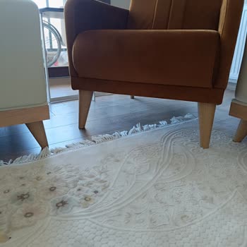Çizik Masa Ve Kalitesiz Koltuklar, 6 Aylık Servis İhmaline Karşı Şikayet