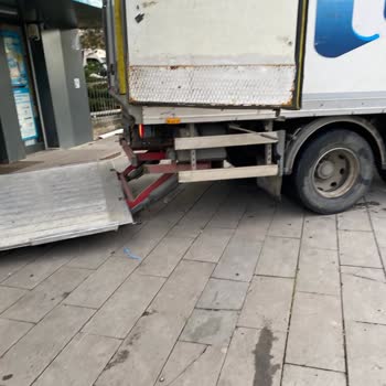 Hakiki Murat Lojistik Hizmetleri Kamyonunun Kaldırımı Kaplaması Ve Yayalara Yönelik Hakaret