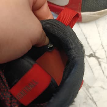 Nike Çocuk Ayakkabısındaki İç Sert Plastik Yara Açtı