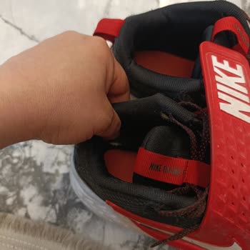 Nike Çocuk Ayakkabısındaki İç Sert Plastik Yara Açtı