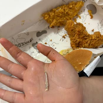Sağlık Ve Hijyen İhlali: Doyuyo Şubesinde Dumanlı Ortam, Çıtır Olmayan Patates Ve Kemik Çıkan Tavuk