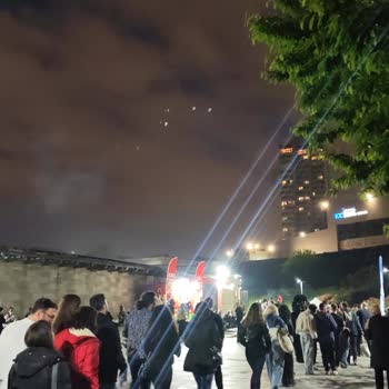 Geciken Konser Ve Bitmeyen Sıra Üzerine Şikayet