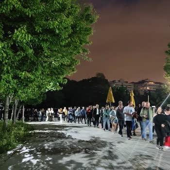 Geciken Konser Ve Bitmeyen Sıra Üzerine Şikayet
