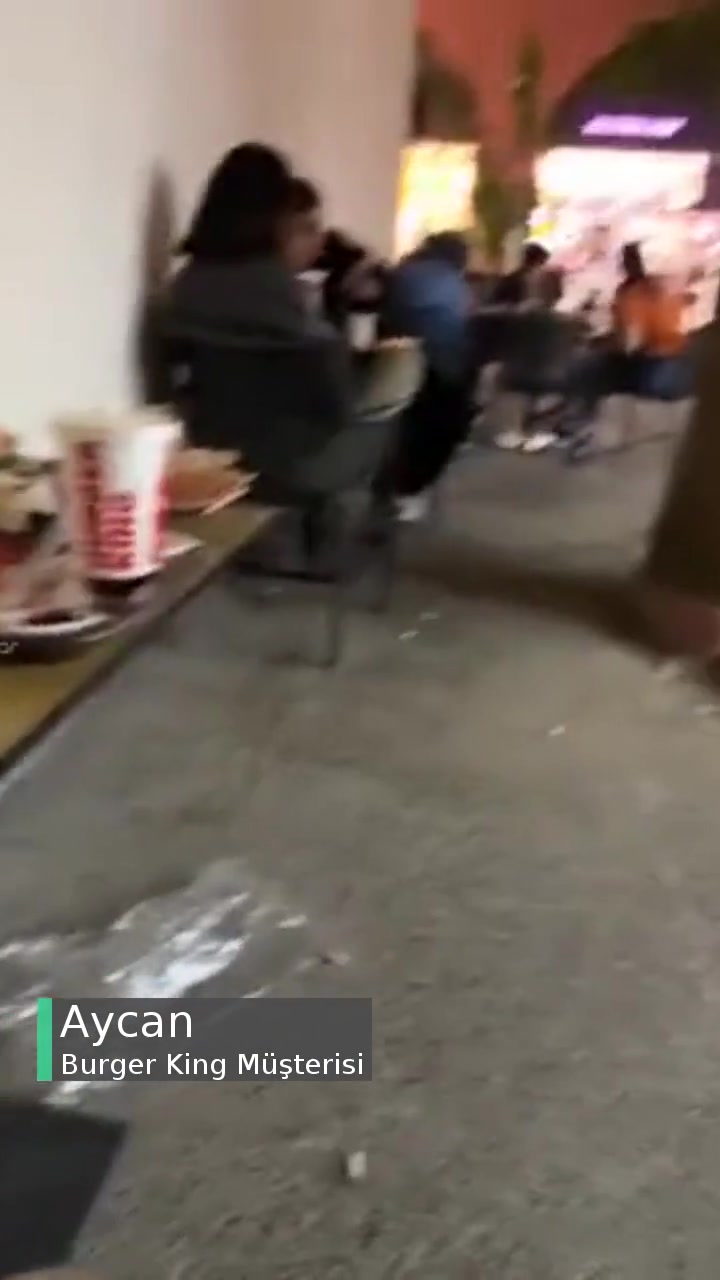 Burger King Söke Dışarıda Yer Yok, Masalar Pis! videonun kapak resmi