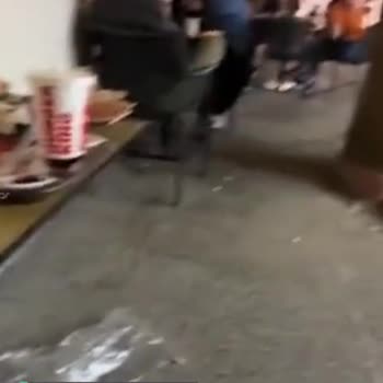Burger King Söke Dışarıda Yer Yok, Masalar Pis!