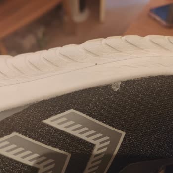 Hummel Ayakkabısında İç Tabanı Yerinden Çıkıyor Ve Dikiş Kalitesi Sorunlu