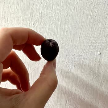 MarmaraBirlik Premium Zeytin Üzerinde Yapışık Madde Hijyen Endişesi