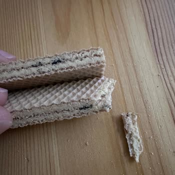 Eti Muzlu Hoşbeş Gofretten İki Tanesinde Siyah Kenar Şikayeti