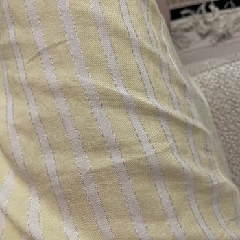Swen Pijamasındaki Sert Metalik Şeritler Cildi Çiziyor, Değişim Talebi