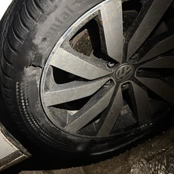 Volkswagen Passat B8 Comfortline Araçta Continental Lastiğin Ani Patlaması Ve Güvenlik Riski