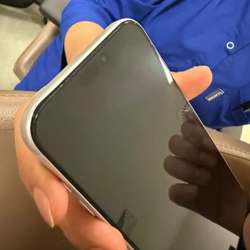 Üretim Hatası Nedeniyle Kasa Ekran Ayrılan İphone 17 Pro Max'in Değişim Talebi