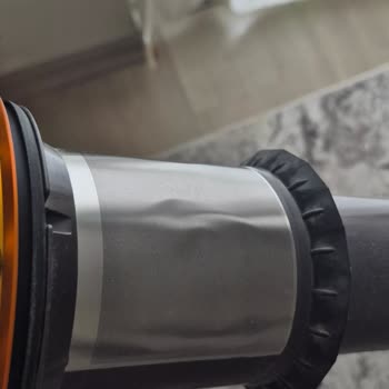 Garanti İçinde Tamir Edilen Dyson V15 Geri Geldiğinde Metal Gövde Hasarlı Ve Başlık Gürültülü