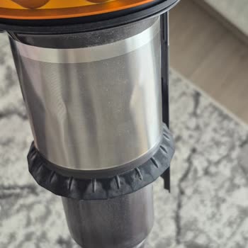 Garanti İçinde Tamir Edilen Dyson V15 Geri Geldiğinde Metal Gövde Hasarlı Ve Başlık Gürültülü