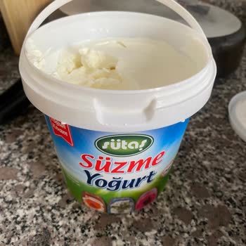 Sütaş Süzme Yoğurtta Büyük Plastik Parça Çıktı, Firmadan Cevap Bekleniyor