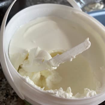 Sütaş Süzme Yoğurtta Büyük Plastik Parça Çıktı, Firmadan Cevap Bekleniyor