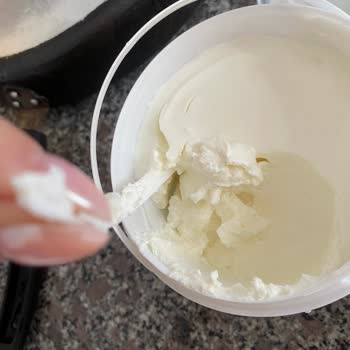 Sütaş Süzme Yoğurtta Büyük Plastik Parça Çıktı, Firmadan Cevap Bekleniyor