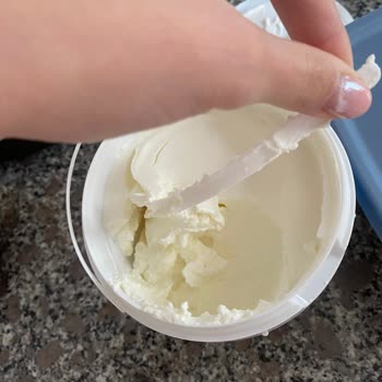 Sütaş Süzme Yoğurtta Büyük Plastik Parça Çıktı, Firmadan Cevap Bekleniyor