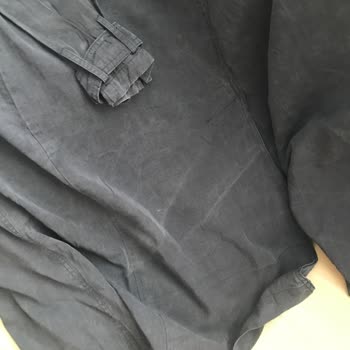 Dolap Üzerinde Yanıltıcı Beyanla Satılan Trençkotta Deforme Ve Yanık Lekeleri