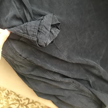 Dolap Üzerinde Yanıltıcı Beyanla Satılan Trençkotta Deforme Ve Yanık Lekeleri