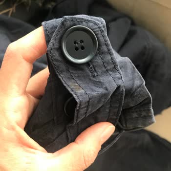 Dolap Üzerinde Yanıltıcı Beyanla Satılan Trençkotta Deforme Ve Yanık Lekeleri