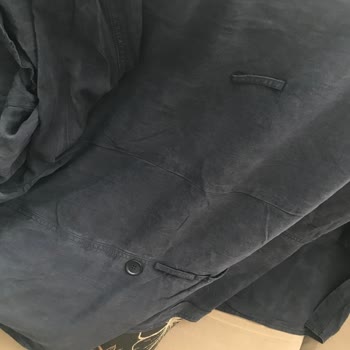 Dolap Üzerinde Yanıltıcı Beyanla Satılan Trençkotta Deforme Ve Yanık Lekeleri