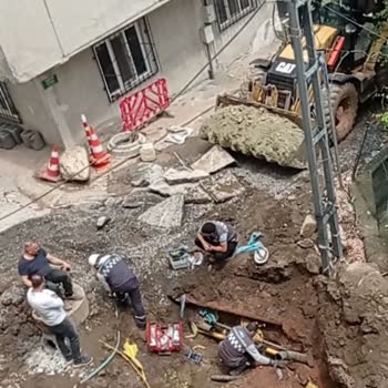 Bursa Yıldırım Belediyesi Kazı Çalışması Alınmayan Önlemler Su Ve Doğalgaz Borularını Patlattı