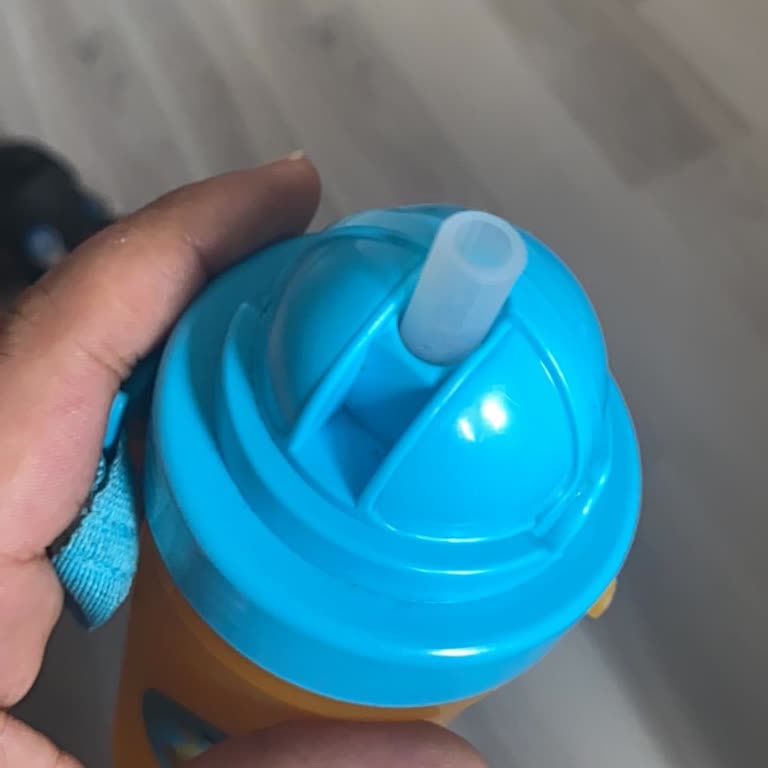 Küçük Düşüşte Kapağı Kırılan Wee Pipetli Suluk İçin Yedek Kapak Talebi