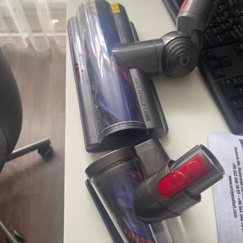Dyson V15 Detect Submarine Süpürgeyi Kullanmak Zor: Halı Ve Döşeme Başlıkları İşlevsiz
