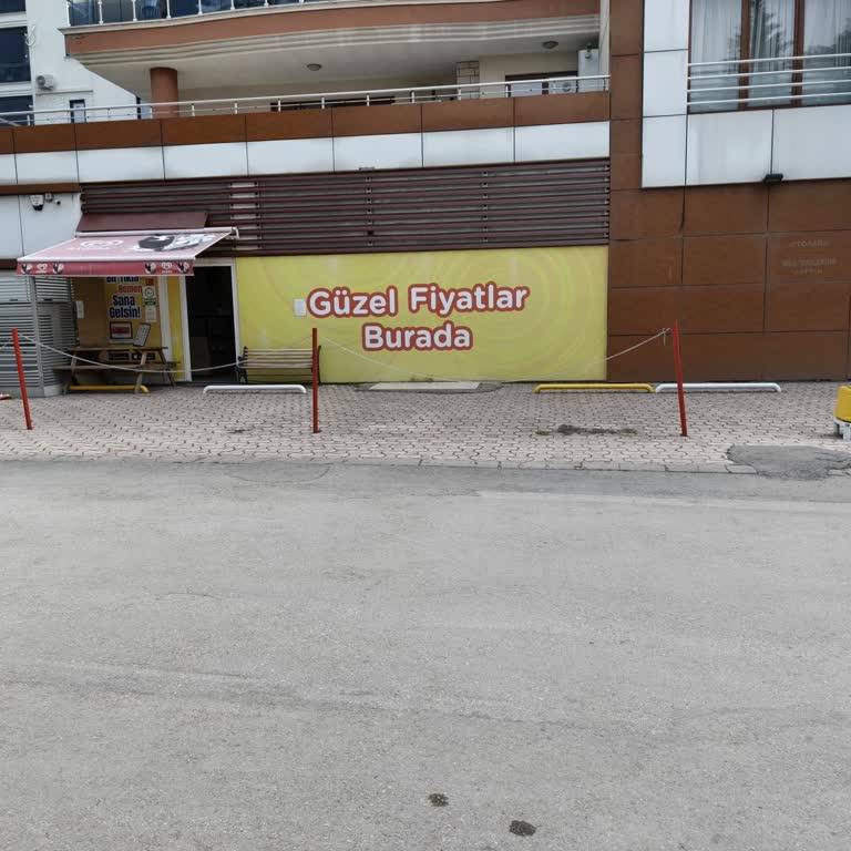 Okul Karşısındaki Marketin Dubalarla Engellediği Ortak Park Alanları