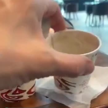 Simit Sarayı Kağıt Bardakta Türk Kahvesi Ve Çeşme Suyu
