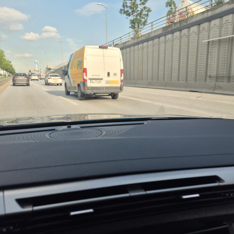Ankara'da PTT Şoförünün Kontrolsüz Sürüşü Aileyi Tehlikeye Attı