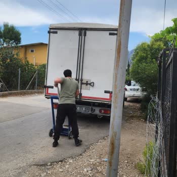 Yağmurda Bırakılan Çamaşır Makinesi Ve Saygısız Teslimat Personeli