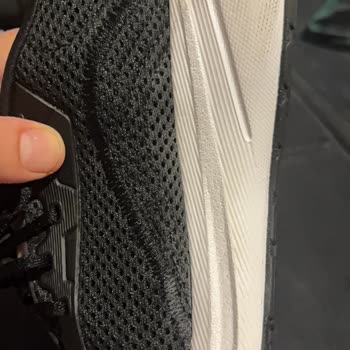 Adidas Ayakkabısındaki Yapışkan İzler Ve FLO Mağazalarında Değişim Reddi