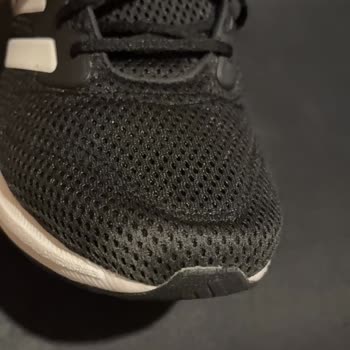 Adidas Ayakkabısındaki Yapışkan İzler Ve FLO Mağazalarında Değişim Reddi